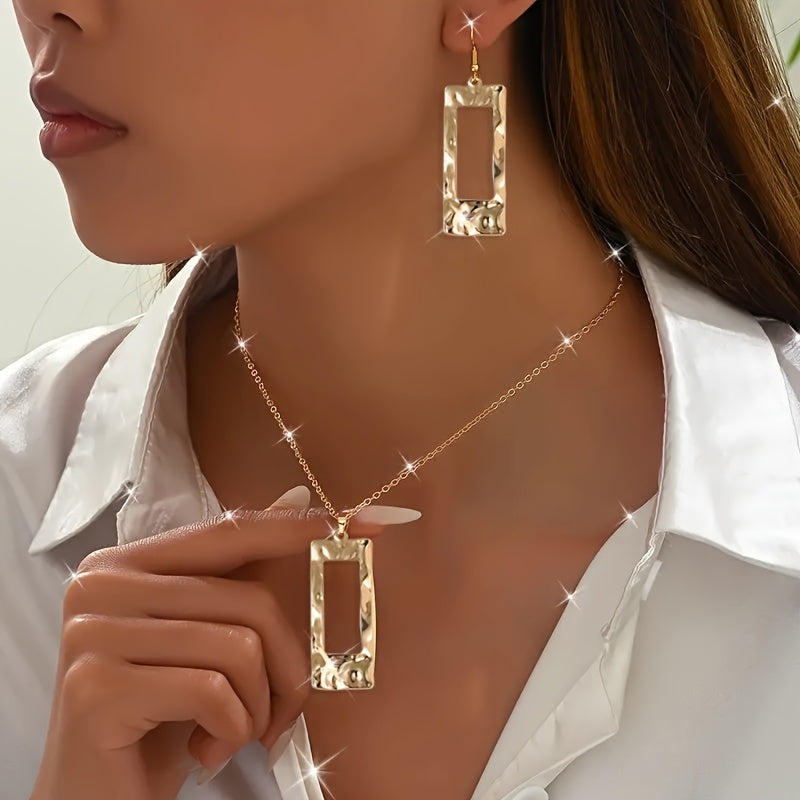 Gold hammered necklace and earrings set by Solenne, close-up